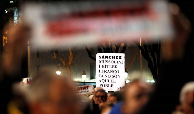 Tisuće ljudi prosvjedovale u Barceloni protiv suđenja separatistima